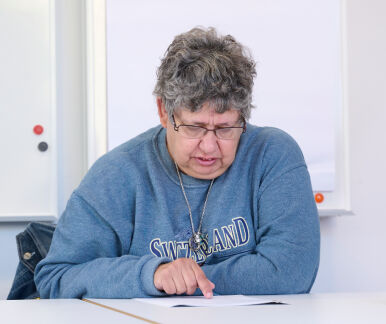 Eine Person liest einen Text durch Eine Person liest einen Text durch